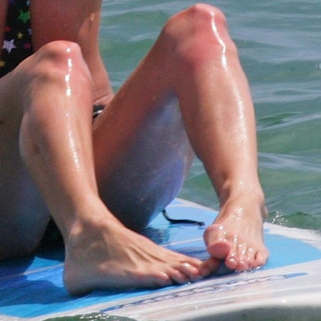 Paris Hilton displays her enormous size 11 (US) feet