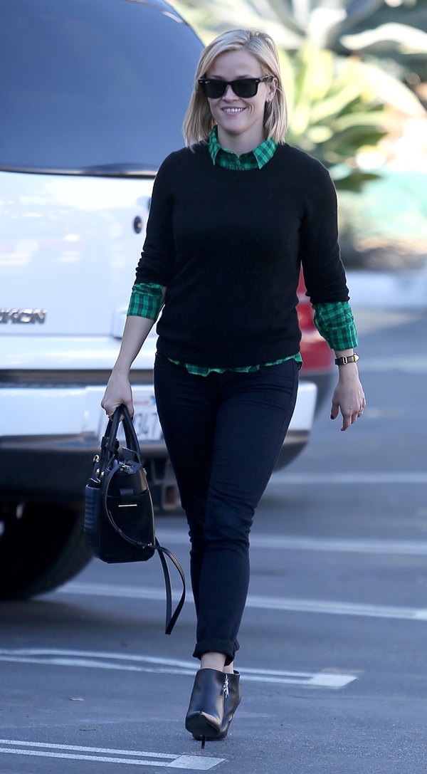 Reese Witherspoon goes grocery shopping at Whole Foods Market after dining out at Ivy at The Shore in Santa Monica, California on November 30, 2013