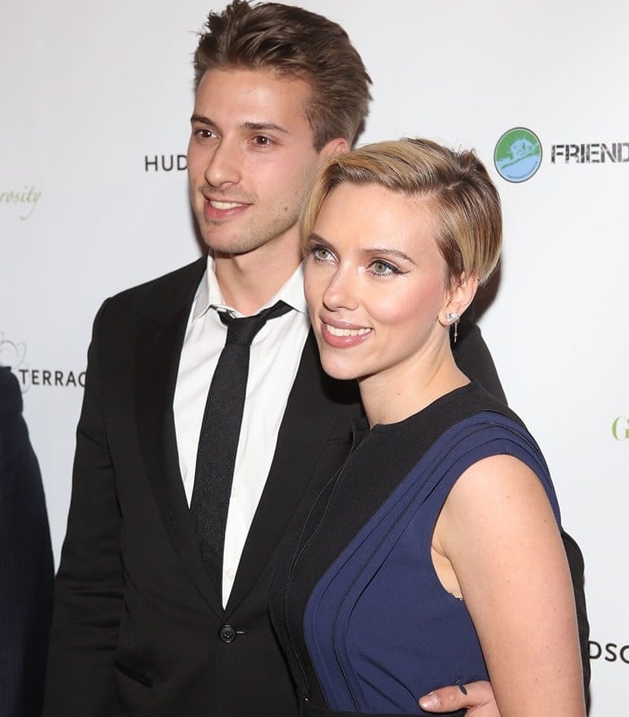 In addition to her twin brother, Hunter, Scarlett Johansson has an older sister, Vanessa, and an older brother, Adrian