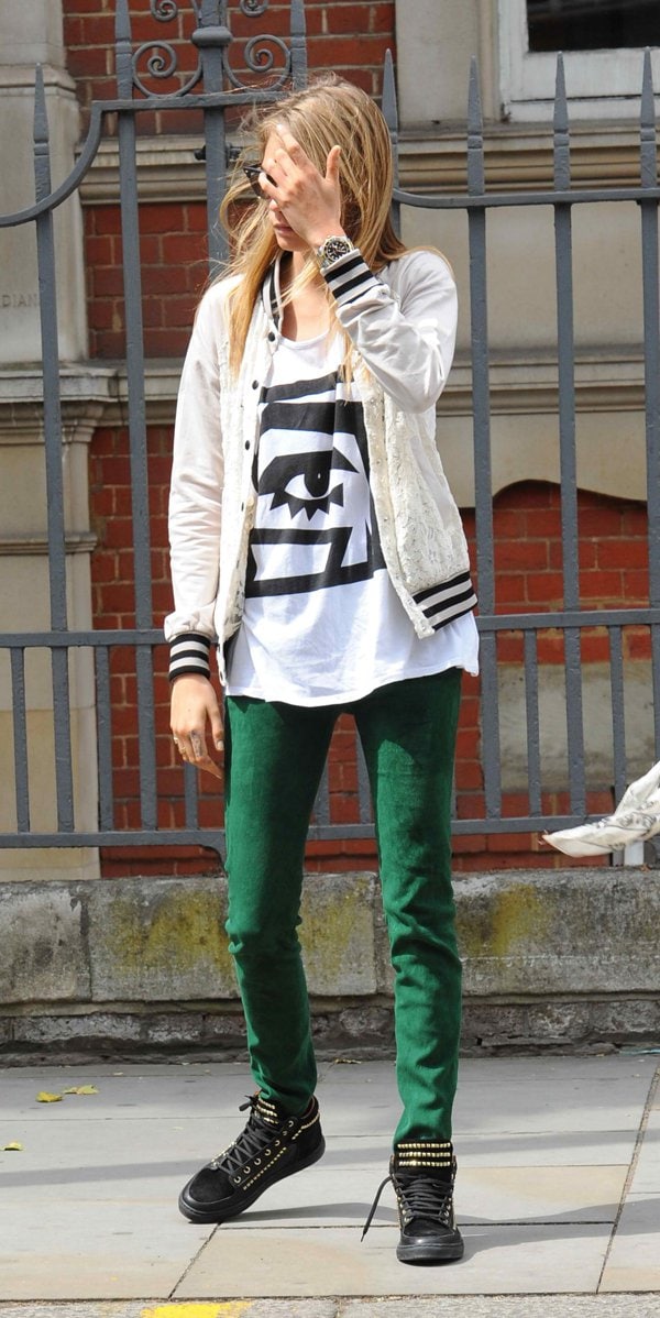 Cara Delevingne goes for lunch with her sister in Chelsea, London on July 10, 2013