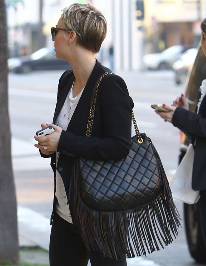 Kaley Cuoco carries a statement-making quilted leather fringe bag from Chanel’s Métiers d’Art “Back in Dallas” collection, blending Western flair with classic Parisian elegance
