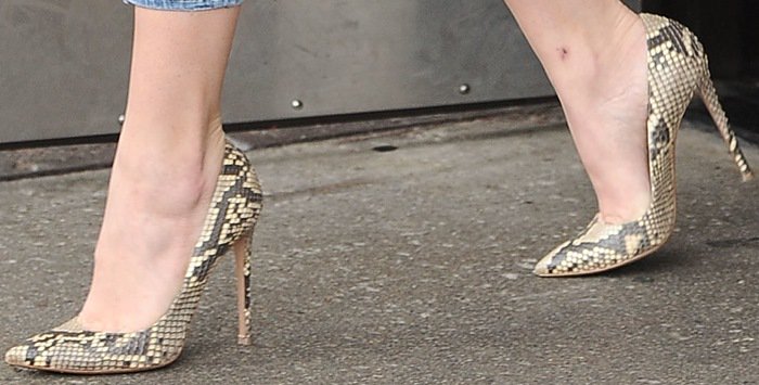 Khloe Kardashian shows off her sexy feet in pointy-toe pumps