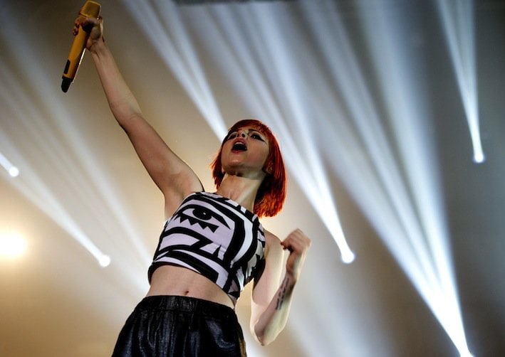 Hayley Williams flaunts her belly button in a printed cropped top by KESH X American Apparel