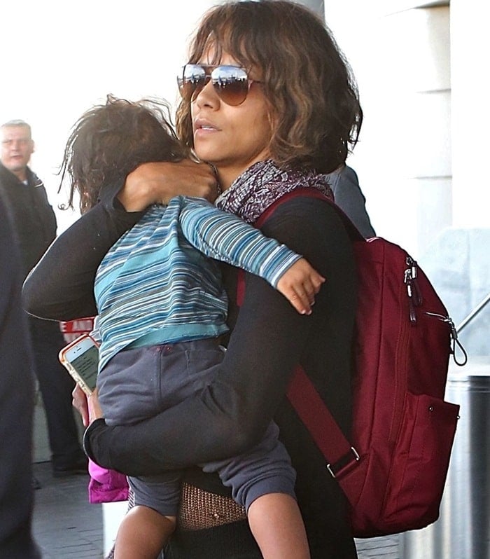 Halle Berry arriving at Los Angeles International Airport (LAX) with her family on January 4, 2015