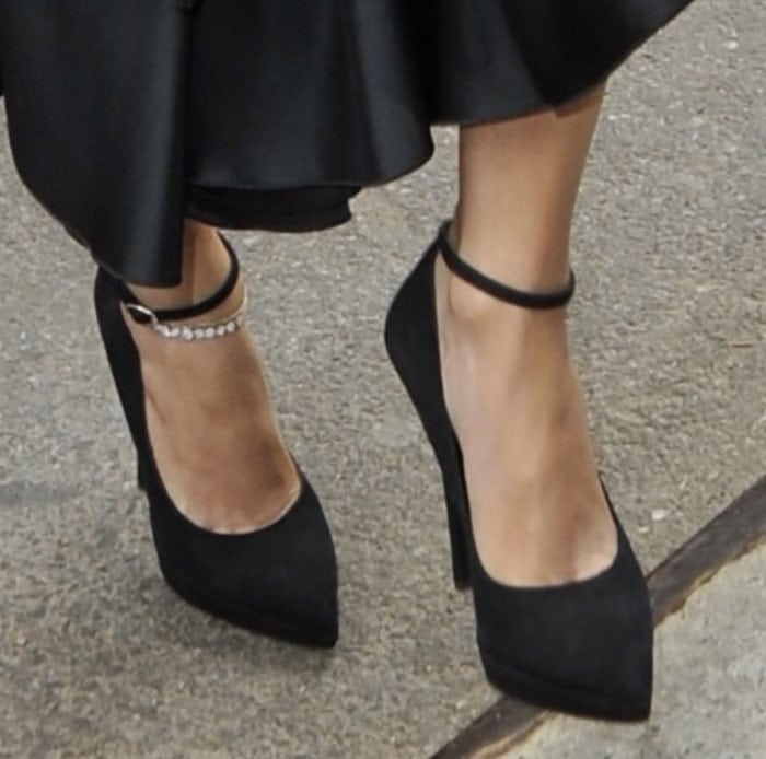 Jennifer Lopez's feet in Giuseppe Zanotti ankle-strap pumps