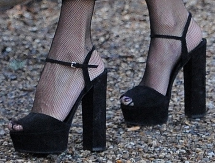 Kate Moss rocks black Gucci platform sandals