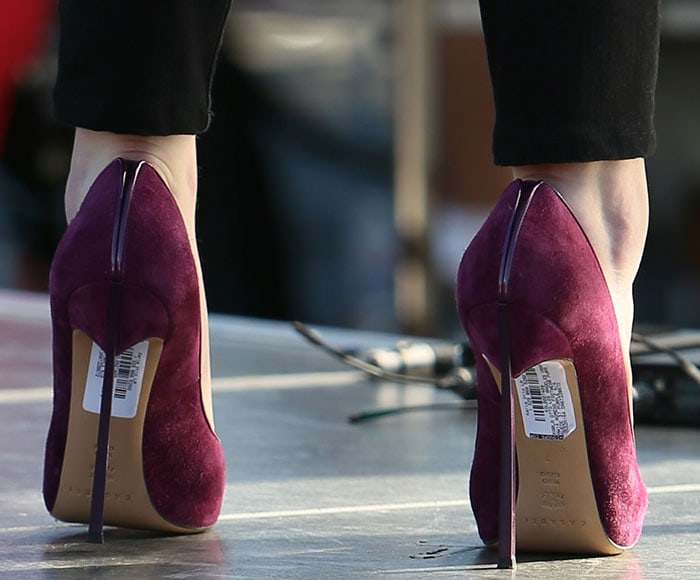 Anna Kendrick forgot to remove the price tag stickers from the bottom of her shoes