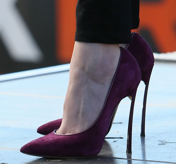 Anna Kendrick's hot feet in grape-colored Casadei heels