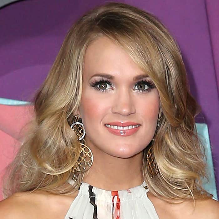 Carrie Underwood wearing John Hardy dangling disc earrings