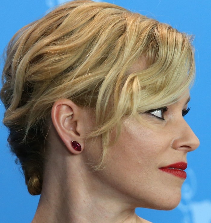 Elizabeth Banks accessorized with Lorraine Schwartz jewelry