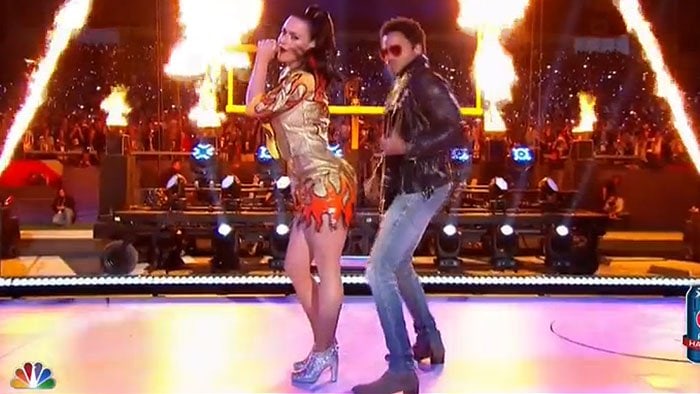 Katy Perry and Lenny Kravitz singing "I Kissed a Girl"