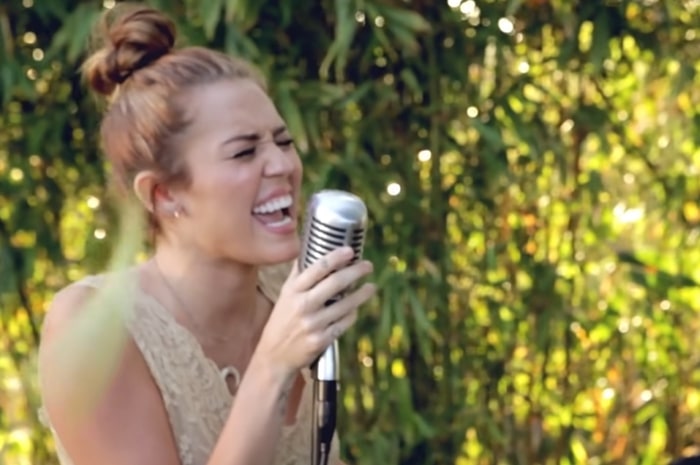 Miley Cyrus sings "Jolene" by Dolly Parton for the first time as part of the Backyard Sessions