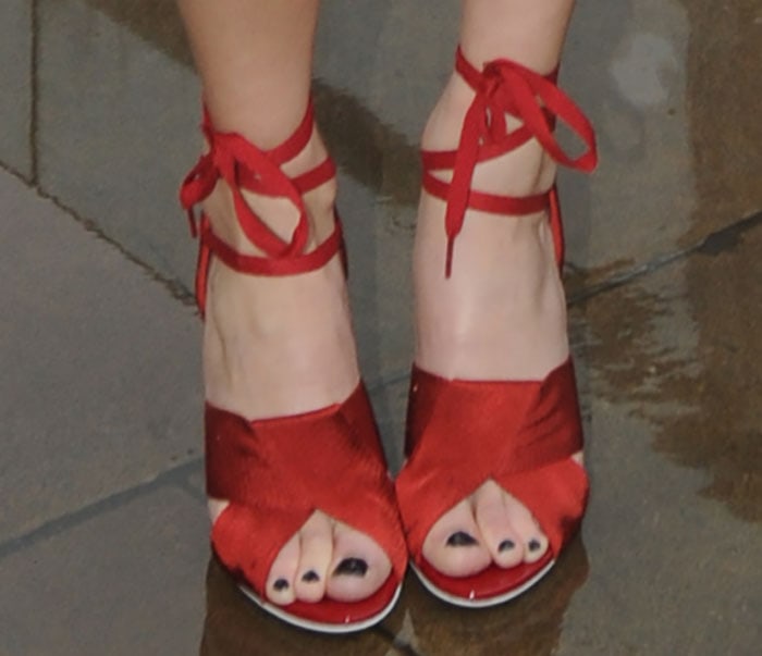 Pixie Lott displayed her sexy toes in red Topshop shoes