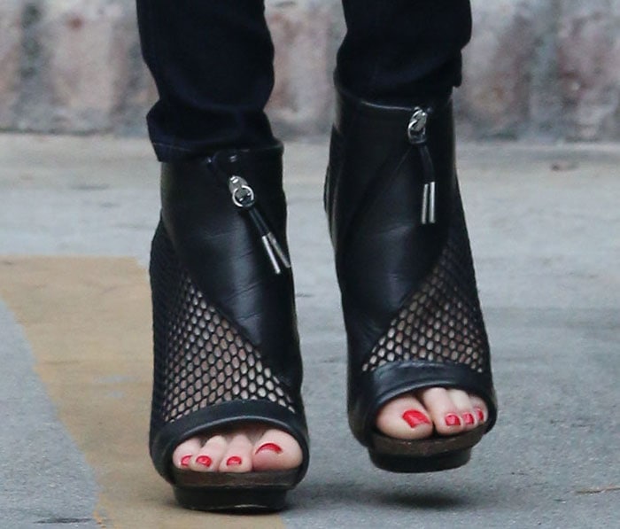 Gwen Stefani put her sexy toes on display in peep-toe booties