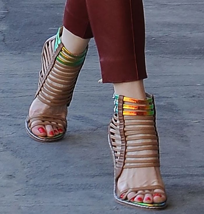 Gwen Stefani's hot feet in L.A.M.B. sandals