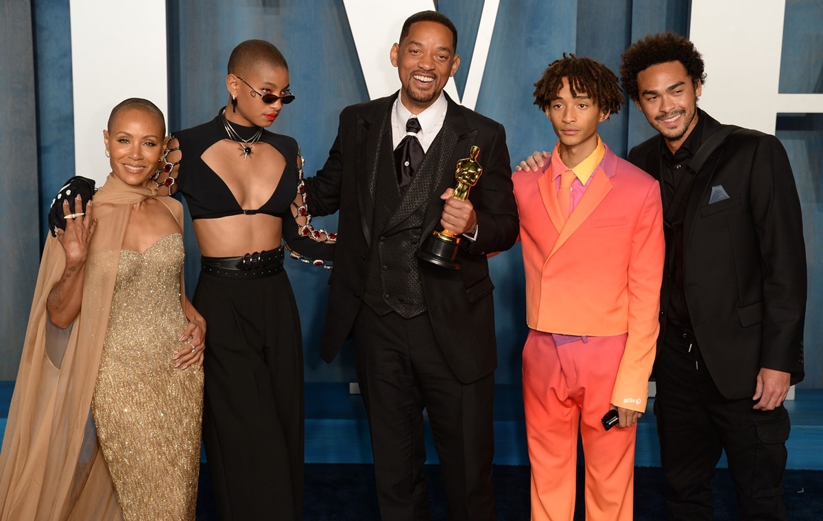 Willow Smith posing with her parents, Jada Pinkett Smith and Will Smith, and her brothers, Jaden Smith and Trey Smith