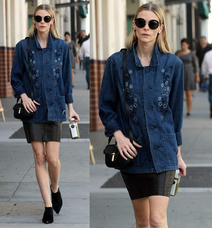 Relaxed Streetstyle: Pregnant Jaime King sports a floral patterned oversized shirt over a mini skirt, blending comfort with fashion