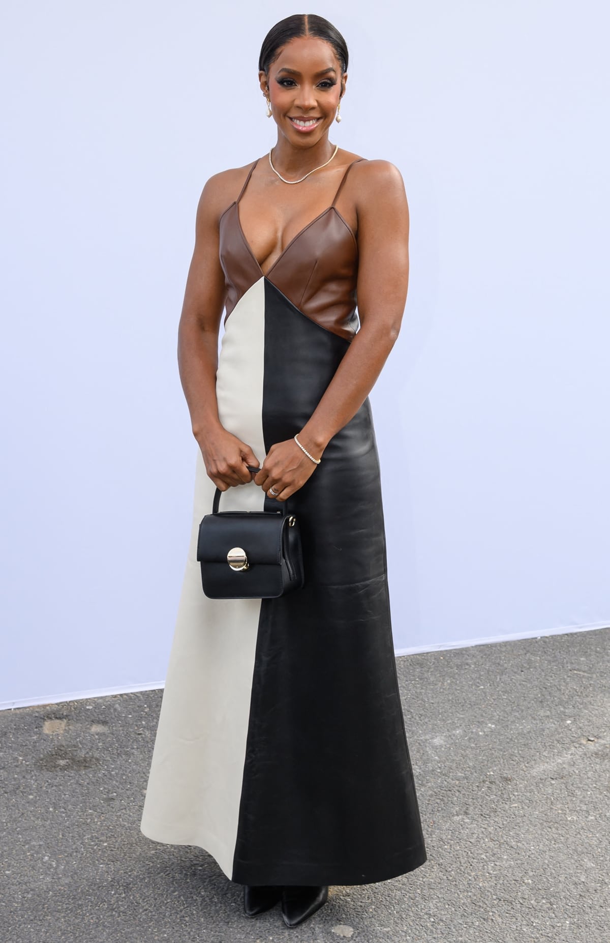 Kelly Rowland, who stands at 5ft 7 (170.2 cm), attended the Chloé Womenswear Spring/Summer 2024 show as part of Paris Fashion Week on September 28, 2023, in Paris, France