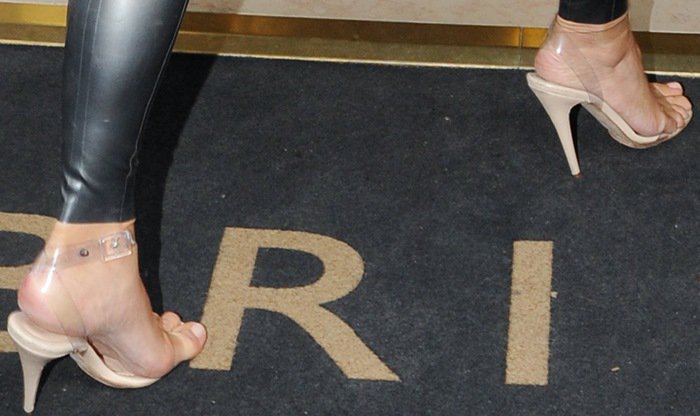 Kim Kardashian's hot feet in Manolo Blahnik heels