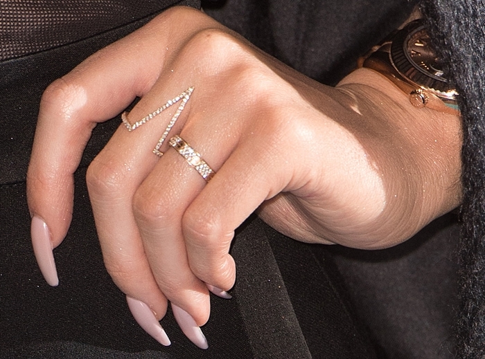 Kylie Jenner showed off her glittering jewelry