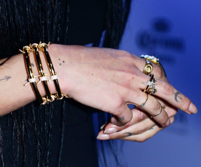Zoë Kravitz decorates her tattooed hands with a variety of jewelry