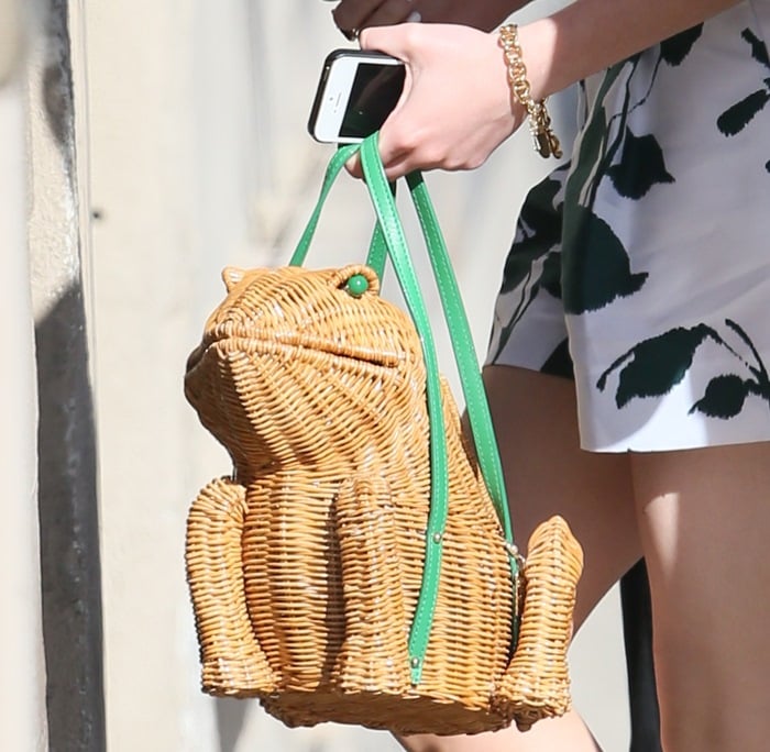 The standout piece of Maisie Williams' outfit was her playful wicker frog bag