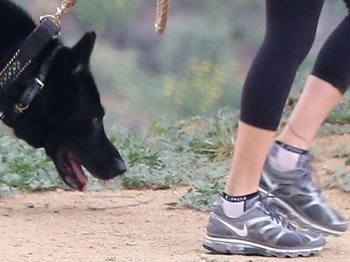 Nicole Richie's dog Ero and her gray Nike "Air Max 2012" hiking sneakers