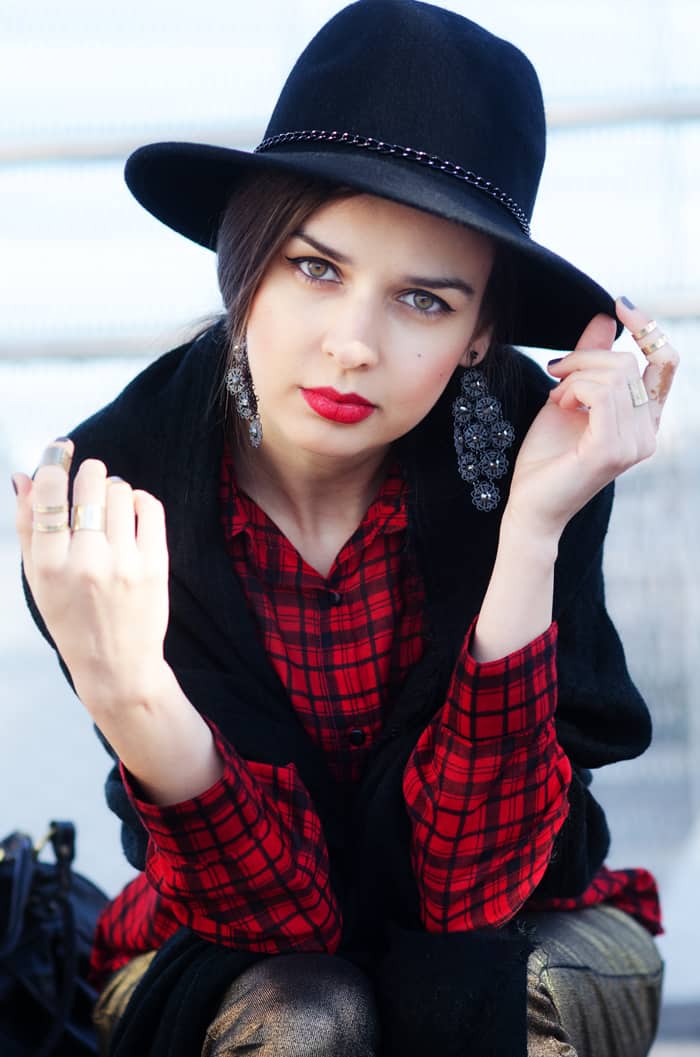 Maria rocks a beautiful hat with jewelry from I am and a scarf from H&M