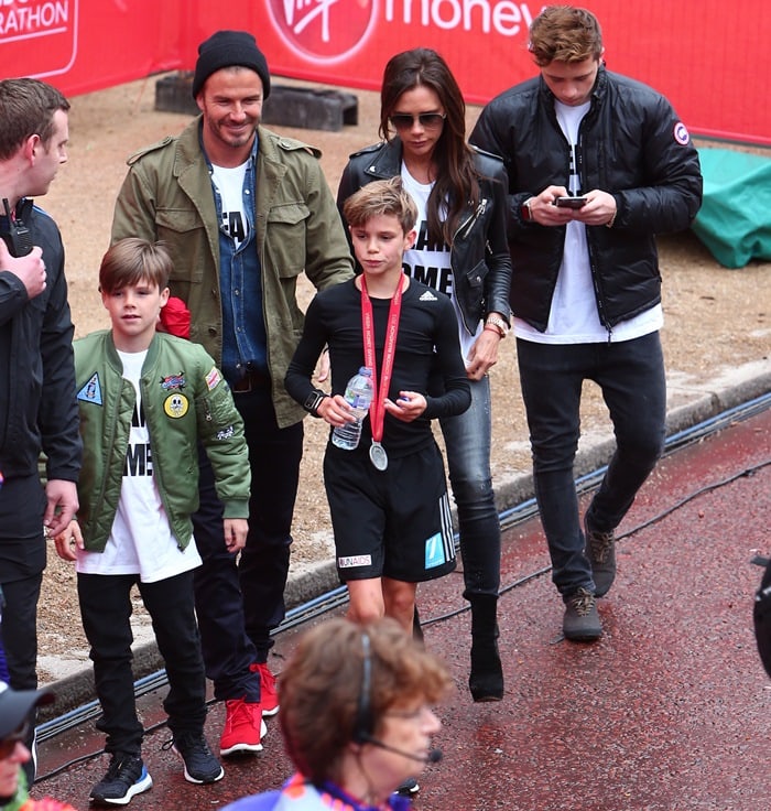 David, Brooklyn, Cruz, Romeo, and Victoria Beckham make their way through the crowd at the Virgin Money London Marathon