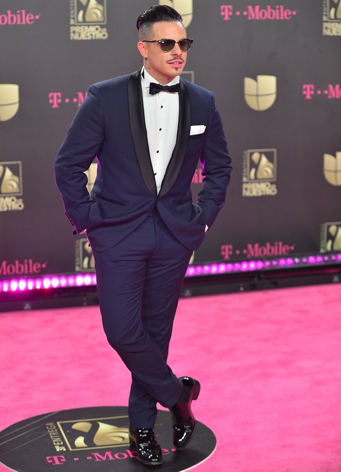 Casper Smart exudes confidence in a sharp navy tuxedo and classic bow tie at Univision's 31st Edition of Premio Lo Nuestro A La Musica Latina