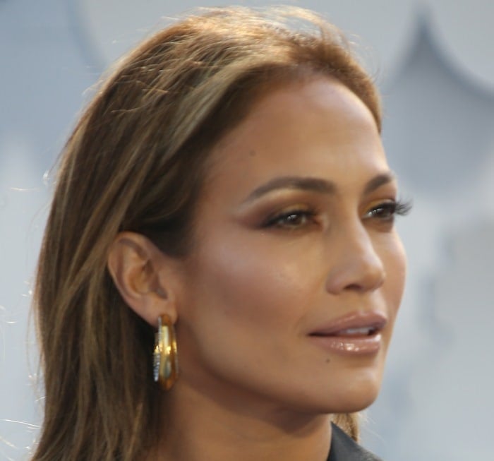 Jennifer Lopez's gold hoop earrings at the 2015 MTV Movie Awards