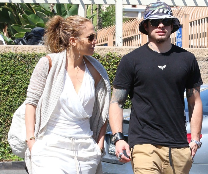 On-off couple Jennifer Lopez and Casper Smart have lunch at the Griddle restaurant in Hollywood