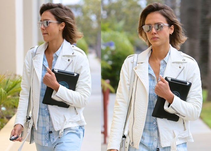 Jessica Alba's outfit balanced spring and winter details