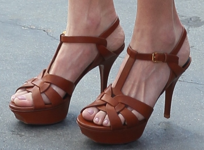 Anna Faris showed off her pretty feet in Saint Laurent "Tribute" sandals