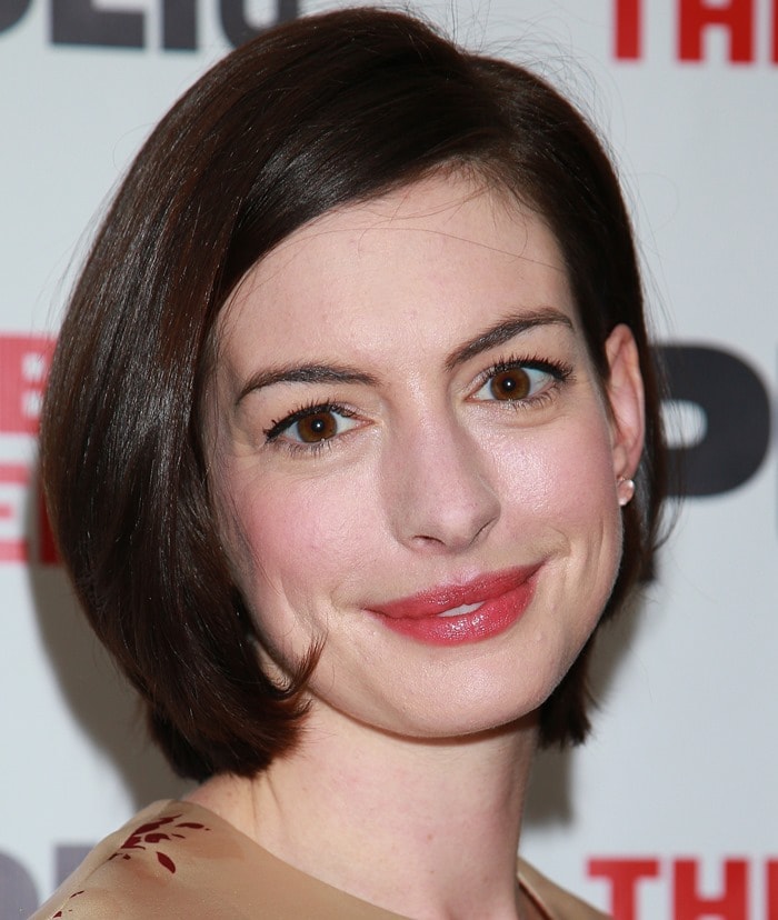 Anne Hathaway did not impress in an outfit from Russian fashion designer Olga Vilshenko