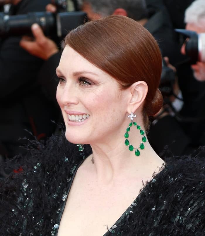 Julianne Moore wears Chopard emerald earrings