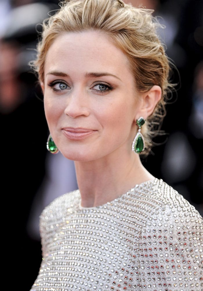 Emily Blunt's emerald Anna Hu Haute Joaillerie earrings