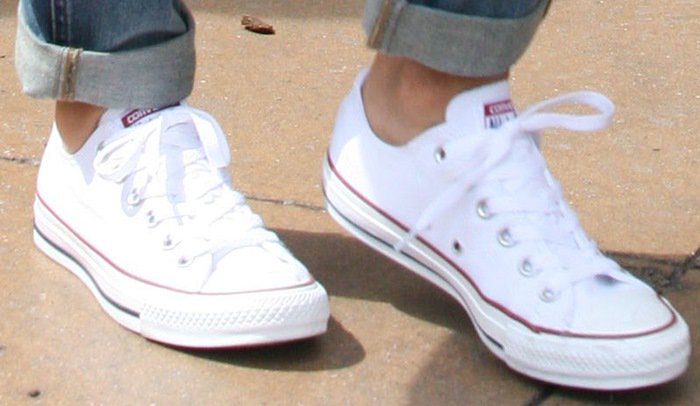 Jessica Alba's Converse canvas shoes