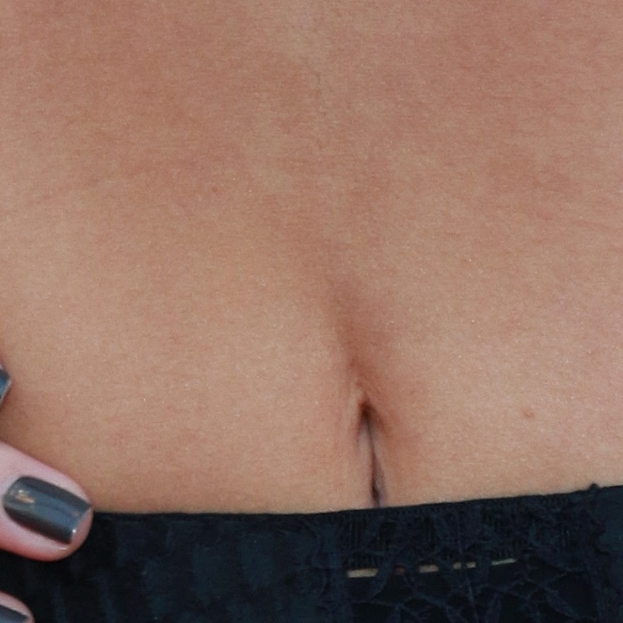 Kendall Jenner's abnormally straight and long belly button