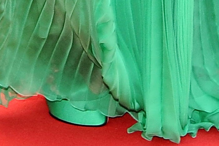 Closeup of Lupita Nyong'o's green platform sandals