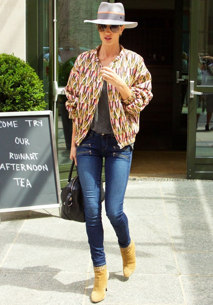 Rosie Huntington-Whiteley wore skinny jeans with a t-shirt