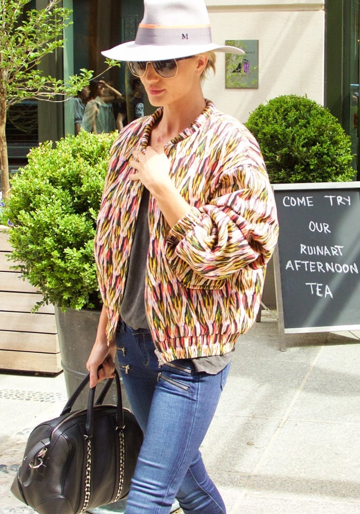 Rosie Huntington-Whiteley toted a black Givenchy Lucrezia bag
