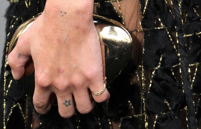 Zoë Isabella Kravitz has an outline of a small star inked on her right middle finger