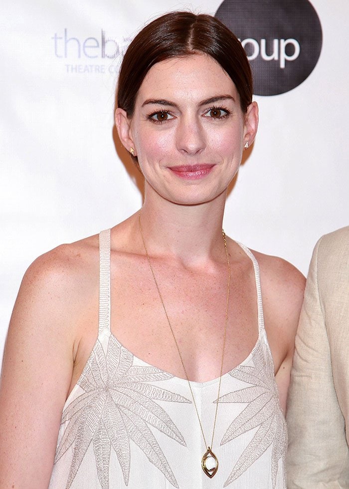 Anne Hathaway wore a long pendant necklace