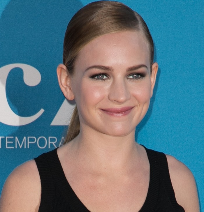 Britt Robertson's pinned back hairstyle