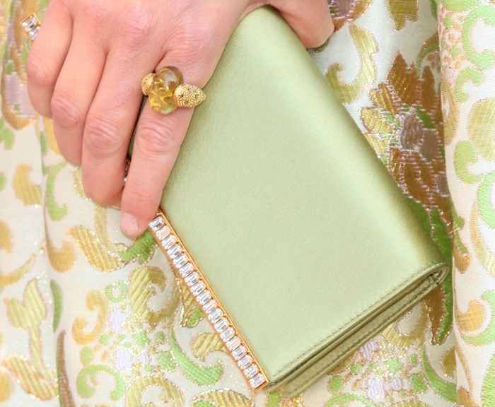 Elizabeth Banks' Edie Parker clutch and Coomi ring