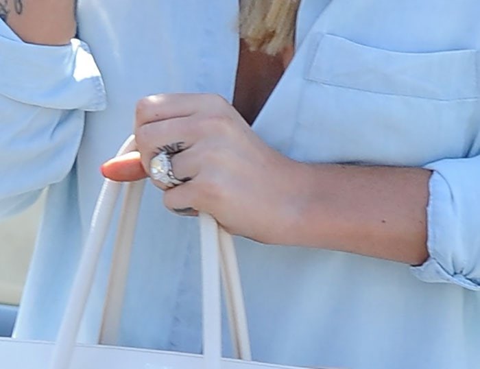 Iggy Azalea proudly displaying her engagement ring