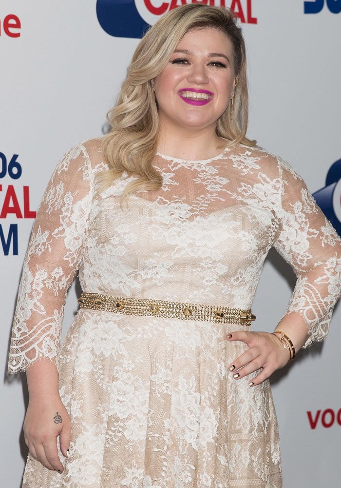 Kelly Clarkson happily stepped in front of all the cameras