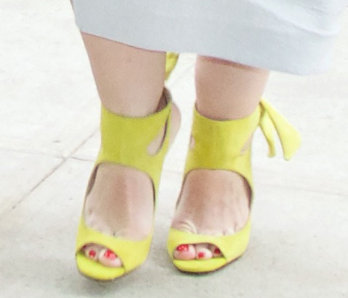Melissa McCarthy's hot feet in Zara sandals