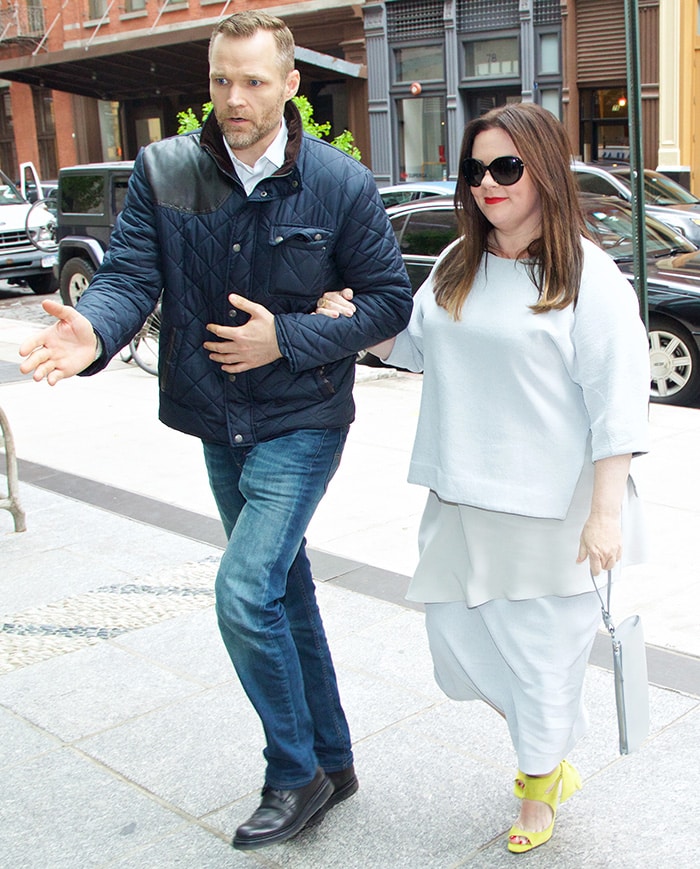 Melissa McCarthy wore a dove white three-quarter-sleeve top worn over a longer top